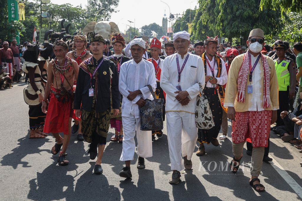 Perwakilan masyarakat adat dari sejumlah daerah mengawali kirab Mulih Pulih di kawasan Candi Borobudur, Magelang, Jawa Tengah, Senin (12/9/2022). 