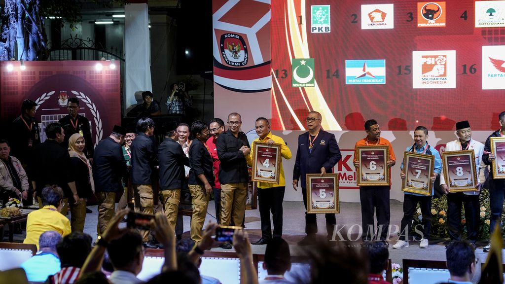 KPU chairman Hasyim Asyari and representatives of political party leaders participating in the 2024 Election with serial number placards during the Lottery and Determination of Political Party Numbers Participating in the 2024 General Election in the courtyard of the General Election Commission (KPU) Office, Jakarta, Wednesday (14/12/2022).