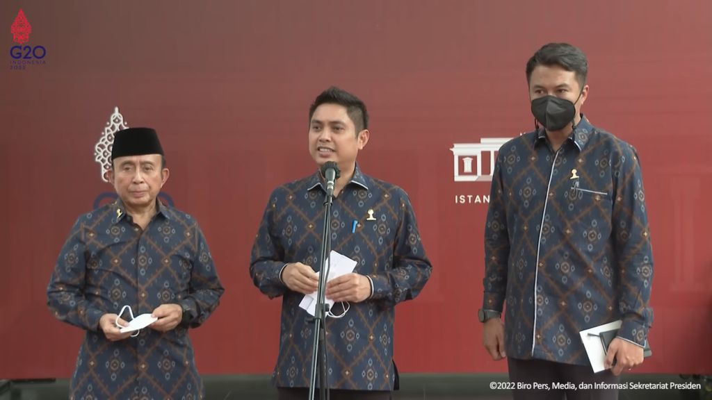 Ketua Umum Badan Pengurus Pusat Himpunan Pengusaha Muda Indonesia Mardani H Maming (tengah) saat menyampaikan keterangan pers di Istana Kepresidenan Jakarta, Senin (11/4/2022).