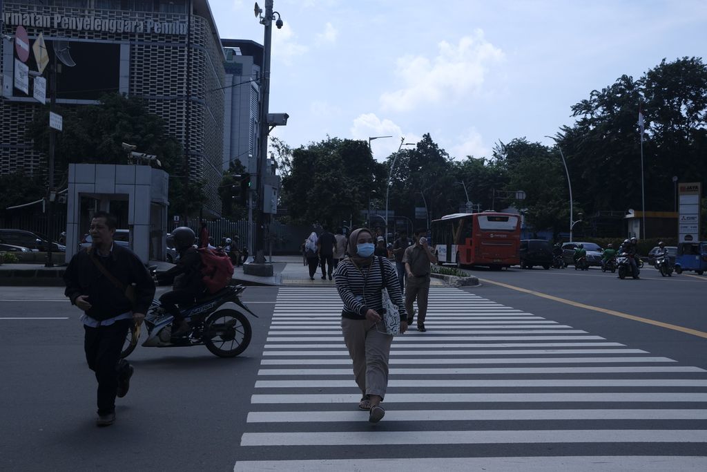 Sejumlah warga di Jakarta mengenakan masker saat menyeberang, Senin (2/3/2020). Penggunaan masker belakangan ini merspons penyebaran virus korona baru atau COVID-19 yang mulai masuk Indonesia.