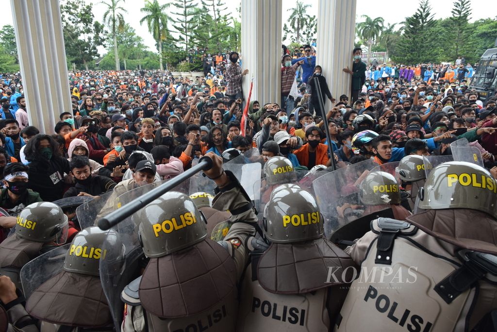 Thousands of protesters rejected the passing of the Job Creation Law in a demonstration on Monday (10/12/2020). The demonstration was marked by clashes and the crowd was pushed back with tear gas shots.