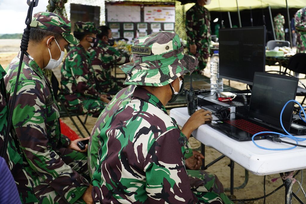 Prajurit TNI AD meninjau target mortir dari layar komputer dalam Garuda Shield 15/2021, latihan gabungan TNI AD dan US Army, di Pusat Latihan Tempur Amborawang, Kecamatan Samboja, Kutai Kartanegara, Kalimantan Timur, Kamis (12/8/2021).