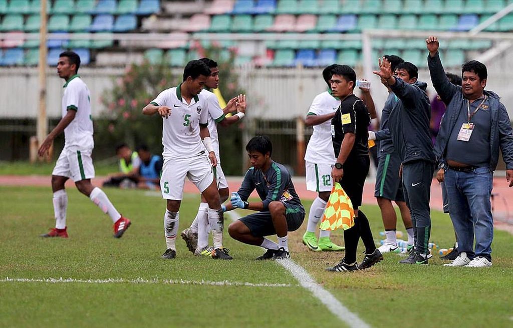 Pemain tim nasional  sepak bola Indonesia U-18  mendapatkan perawatan dalam  laga perebutan tempat ketiga Piala AFF U-18 Tahun 2017, Minggu (17/9), di Stadion Thuwunna, Yangon, Myanmar. Indonesia meraih tempat ketiga setelah menaklukkan tim tuan rumah  dengan skor telak 7-1.