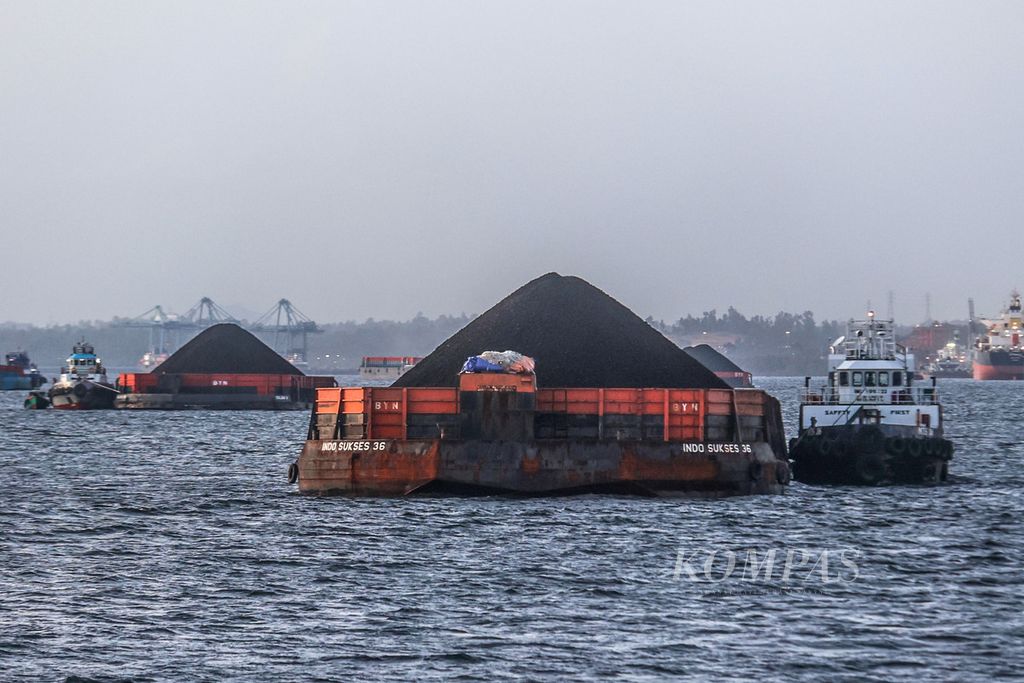 Kapal tongkang membawa batubara melintas di Teluk Balikpapan, Kalimantan Timur, Kamis (1/8/2024). Sumber daya batubara Indonesia menurun cukup drastis sejak 2018 yang sebanyak 151,4 miliar ton menjadi 97,3 miliar ton pada 2023 atau turun 35 persen dalam 5 tahun terakhir. 