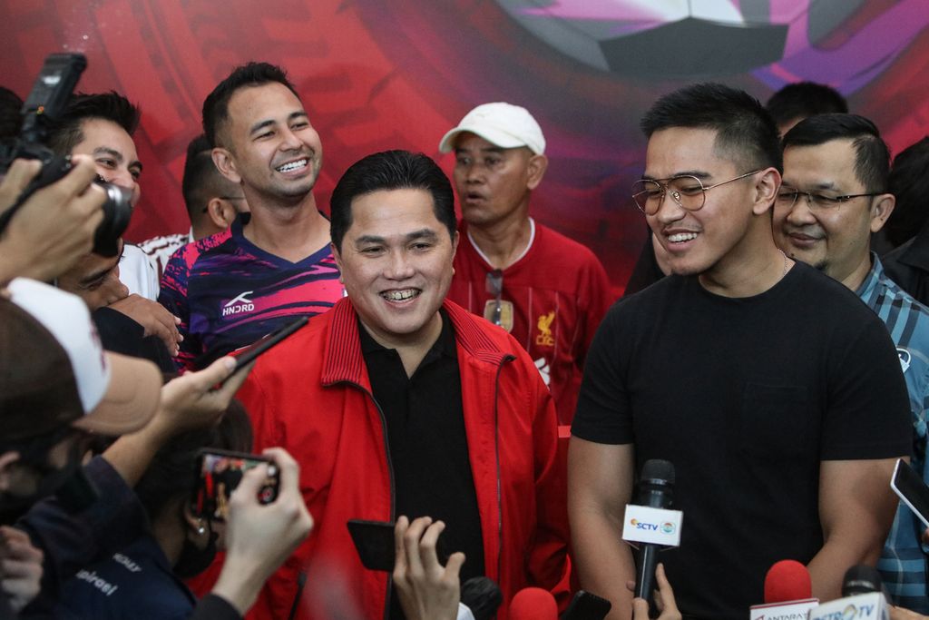 Menteri BUMN Erick Thohir (kiri) didampingi Direktur Utama Persis Solo Kaesang Pangarep (kanan) menyampaikan keterangan pers setelah menyerahkan berkas pendaftaran calon Ketua Umum PSSI periode 2023-2027 di kantor PSSI, GBK Arena, Jakarta, Minggu (15/1/2023). 