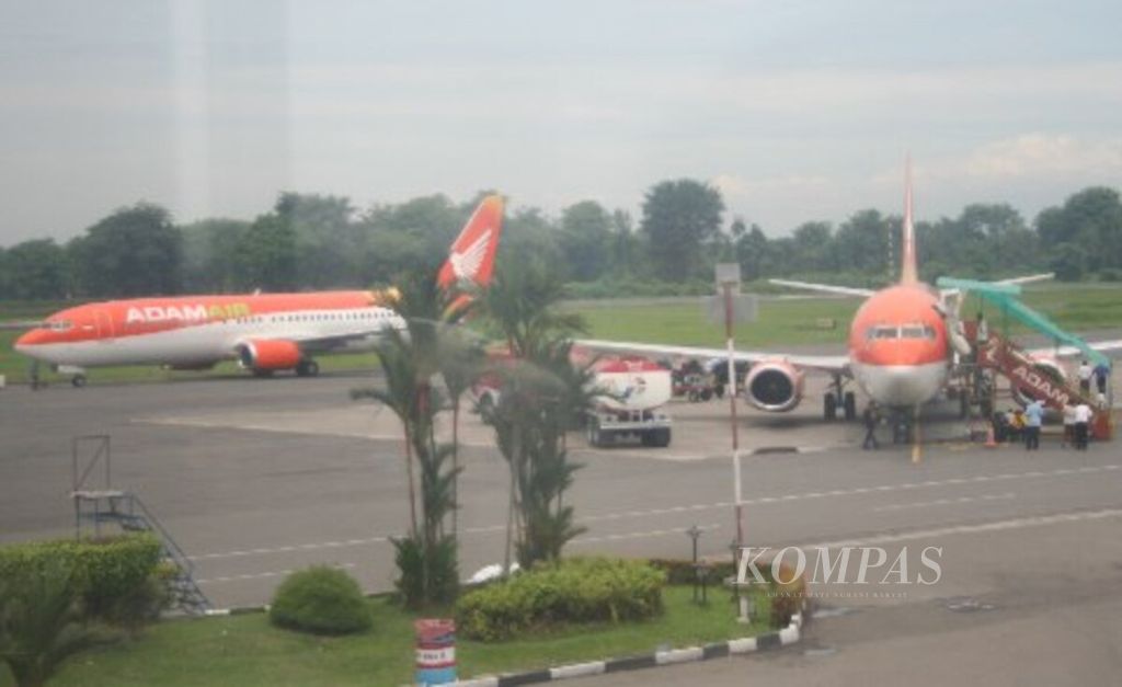 Ilustrasi-- Pesawat Adam Air KI 229 (kanan) dari Medan meuju Jakarta balik ke Bandara Polonia setelah sempat terbang selama 15 menit, Rabu (25/7).