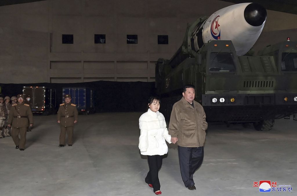 Foto yang disediakan Pemerintah Korea Utara pada 19 November 2022 memperlihatkan Pemimpin Korut Kim Jong Un dan putrinya menginspeksi lokasi peluncuran rudal di Bandara Internasional Pyongyang di Pyongyang, 18 November 2022. Jurnalis independen tidak diberi akses pada acara itu dan isi foto tidak bisa diverifikasi secara independen. 
