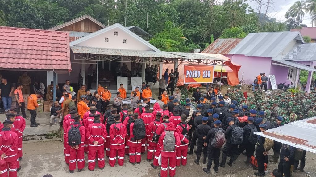 Tim SAR Gabungan bersiap mencari dan mengevakuasi korban longsor di Bone Bolango, Gorontalo, Selasa (9/7/2024). Sebanyak 11 orang tewas dan 51 orang hilang dari kejadian ini.