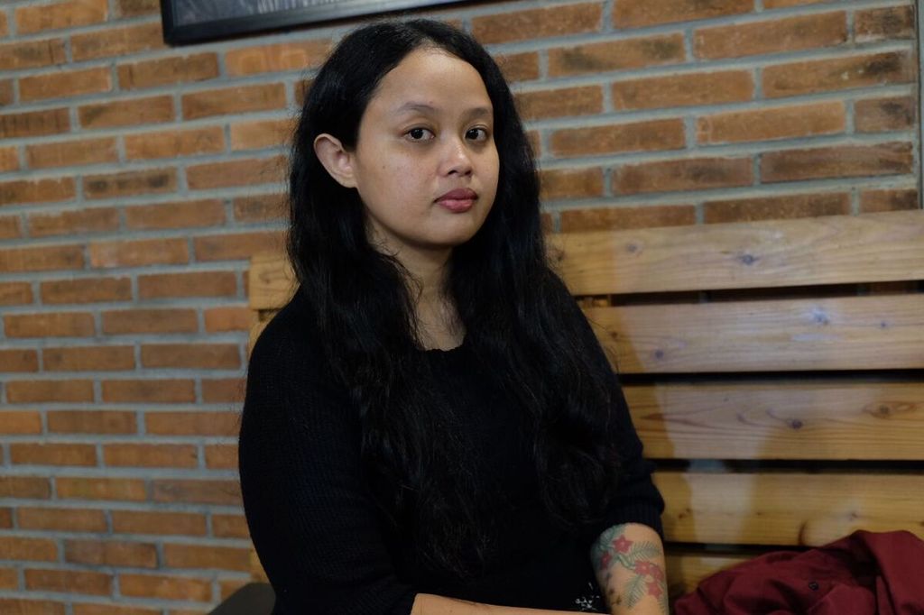 Fitri Nganti Wani, anak sulung aktivis dan penyair Widji Thukul yang hilang selama reformasi 1998 pecah di Solo, Jawa Tengah, saat ditemui, Minggu (14/5/2023).