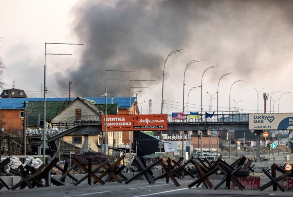 Dalam foto dokumentasi yang diambil pada 18 Maret 2022 ini tampak asap membubung setelah ledakan di Kiev, Ukraina, akibat serangan Rusia.