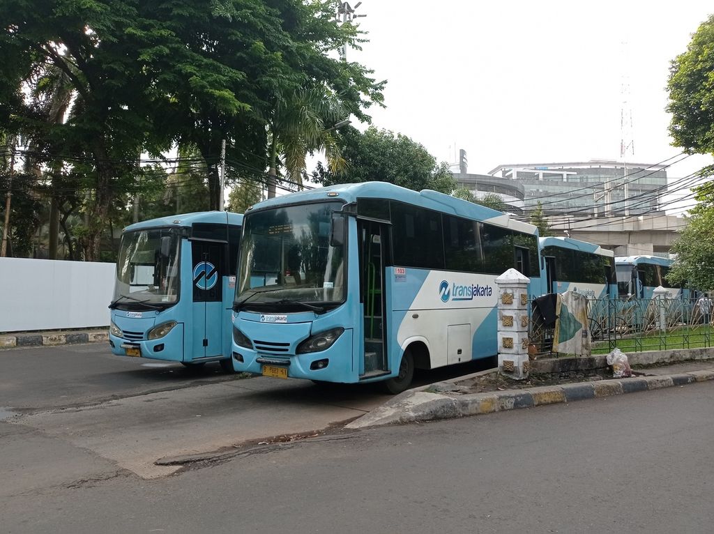 Bus Transjakarta tengah mengatre jadwal operasional di Terminal Blok M Jakarta Selatan, Senin (6/12/2021) sore.