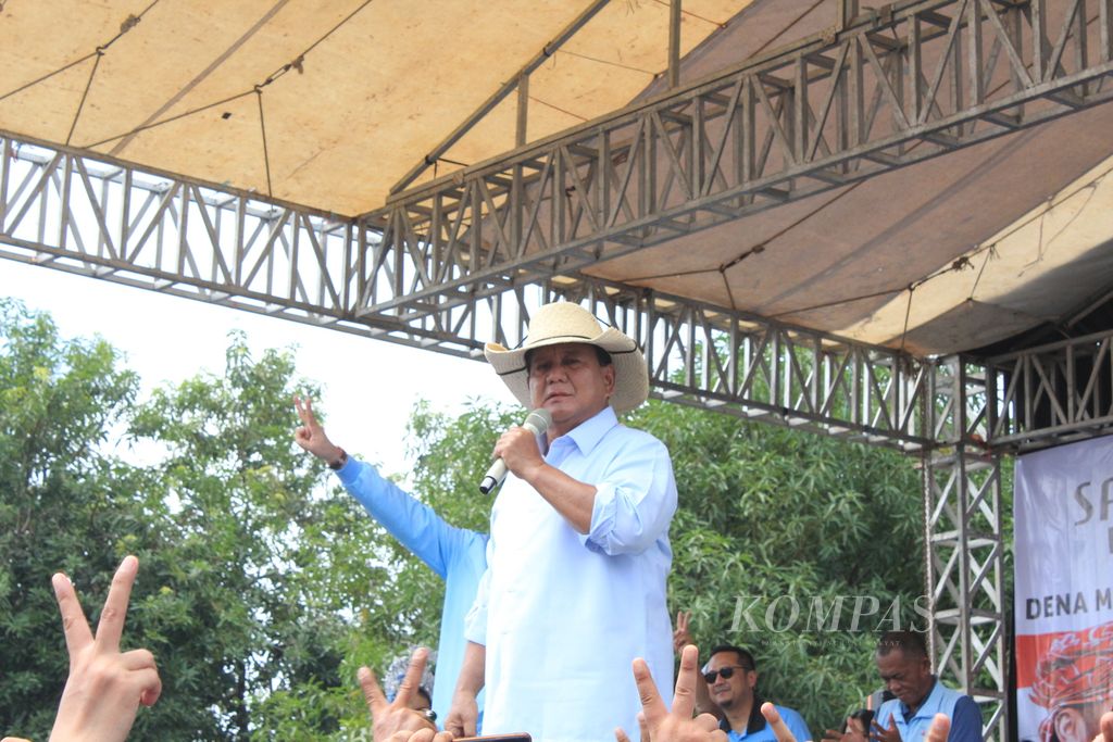 Calon presiden nomor urut 2, Prabowo Subianto, menyapa pendukungnya saat berkampanye di Lapangan Jatipamor, Kabupaten Majalengka, Jawa Barat, Minggu (21/1/2024). 