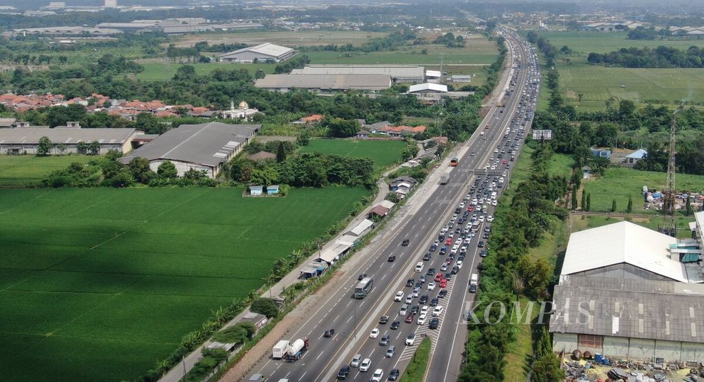 Kemacetan terjadi di Tol Jakarta-Cikampek di sekitar Km 54, Karawang, Jumat (29/4/2022). 