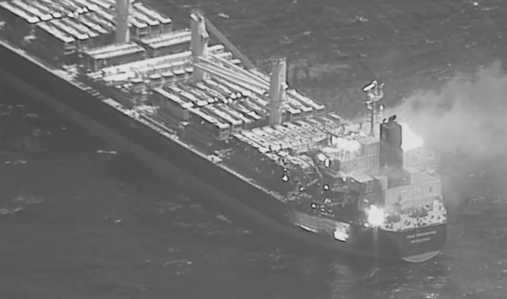 Foto hitam-putih yang dirilis oleh Komando Tengah (Central Command) Amerika Serikat ini memperlihatkan api melahap bagian kapal True Confidence setelah dihantam rudal kelompok Houthi di Teluk Aden, perairan Yaman, Rabu (6/3/2024). 