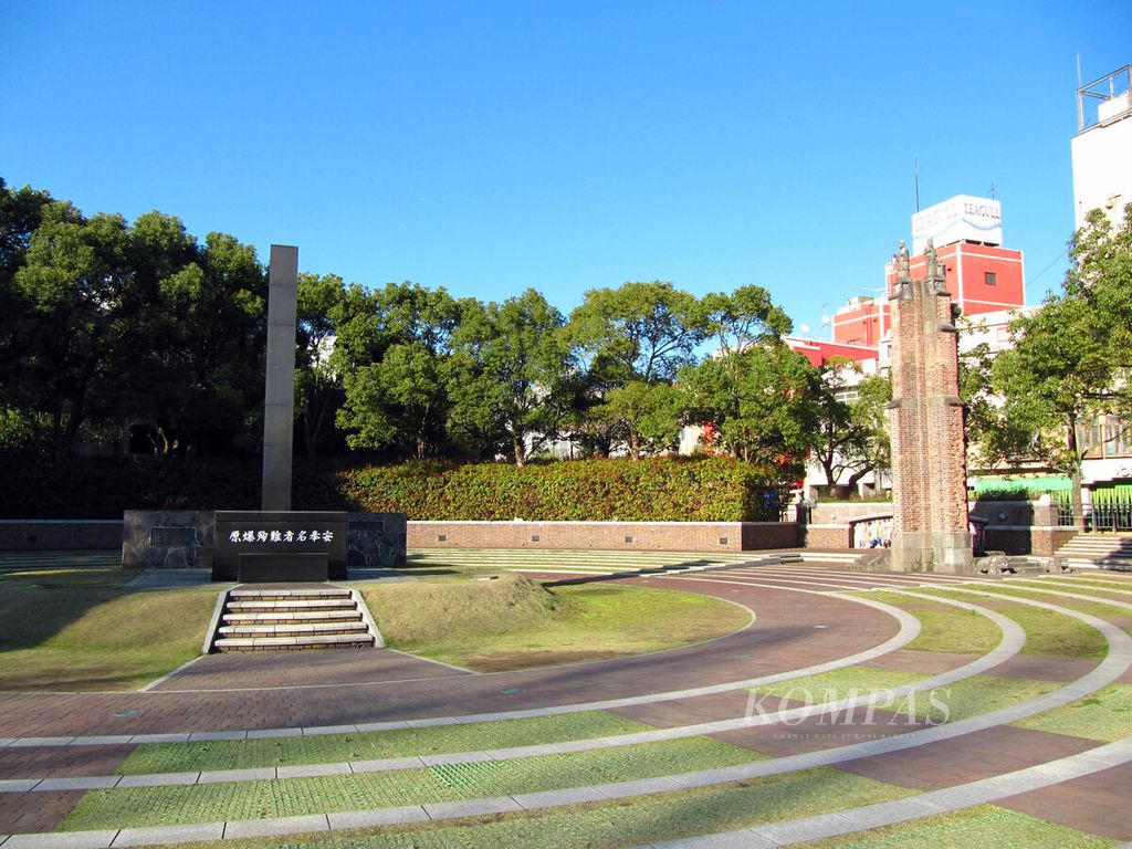 Tugu ini menandakan titik hiposentrum ledakan bom atom di Nagasaki, Jepang, 9 Agustus 1945. Saat ini, jejak-jejak kerusakan akibat tragedi itu nyaris tak bisa lagi ditemukan di Nagasaki.