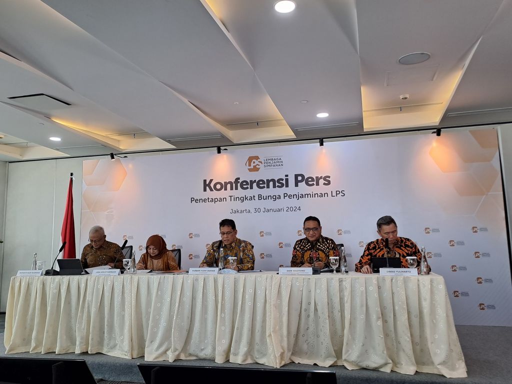 Ketua Dewan Komisioner Lembaga Penjamin Simpanan Purbaya Yudhi Sadewa (tengah) bersama jajaran Dewan Komisioner LPS di kantor LPS, Jakarta, Selasa (30/1/2024). 