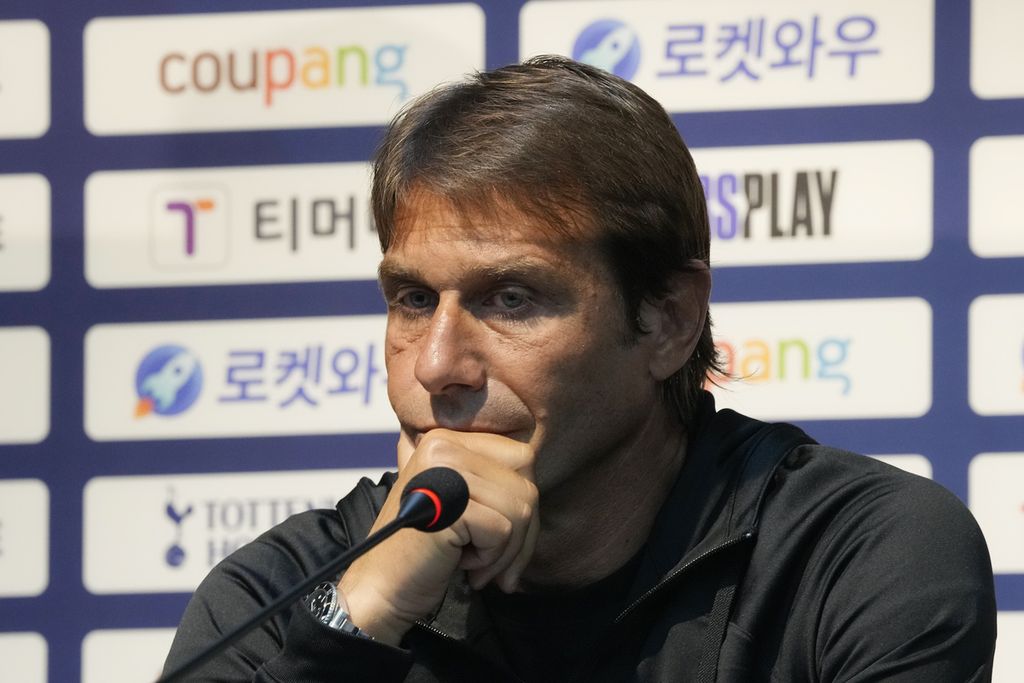 Manajer Tottenham Hotspur Antonio Conte menyimak pertanyaan wartawan pada konferensi pers Stadion Piala Dunia Seoul, Korea Selatan, Selasa (12/7/2022). Spurs akan menjalani laga ekshibisi melawan tim K-League pada Rabu (13/7/2022). 