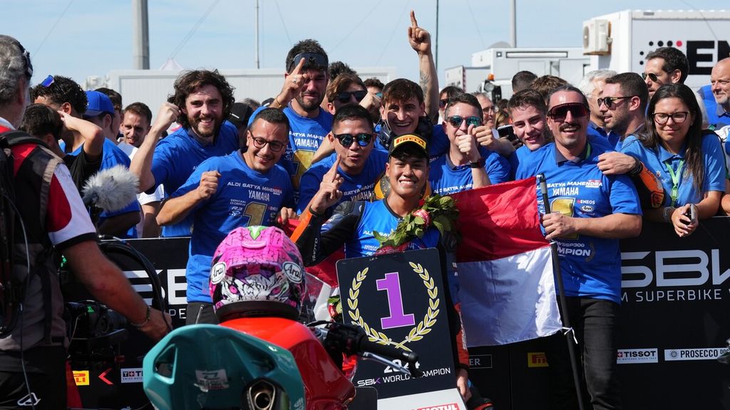 Pebalap Indonesia, Aldi Satya Mahendra, merayakan keberhasilannya merebut gelar juara dunia ajang balap motor FIM Supersport 300 World Championship (WorldSSP300) setelah menuntaskan balapan di Sirkuit Jerez, Spanyol, Minggu (20/10/2024).