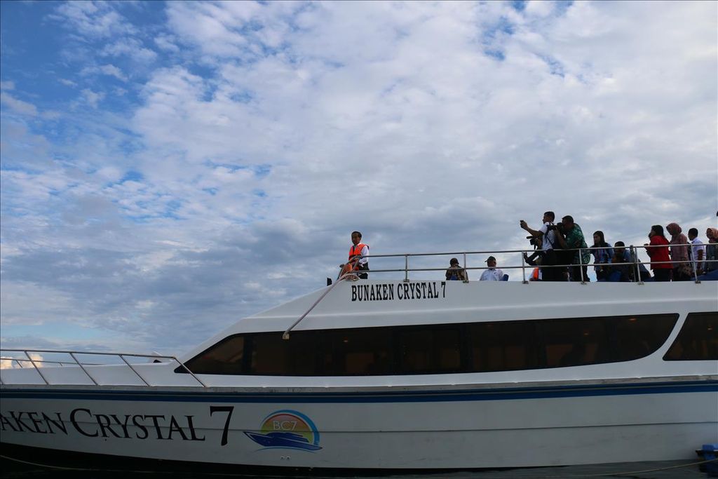 Menumpangi kapal, Presiden Joko Widodo meninjau kawasan wisata laut Bunaken, Jumat (5/7/2019). 