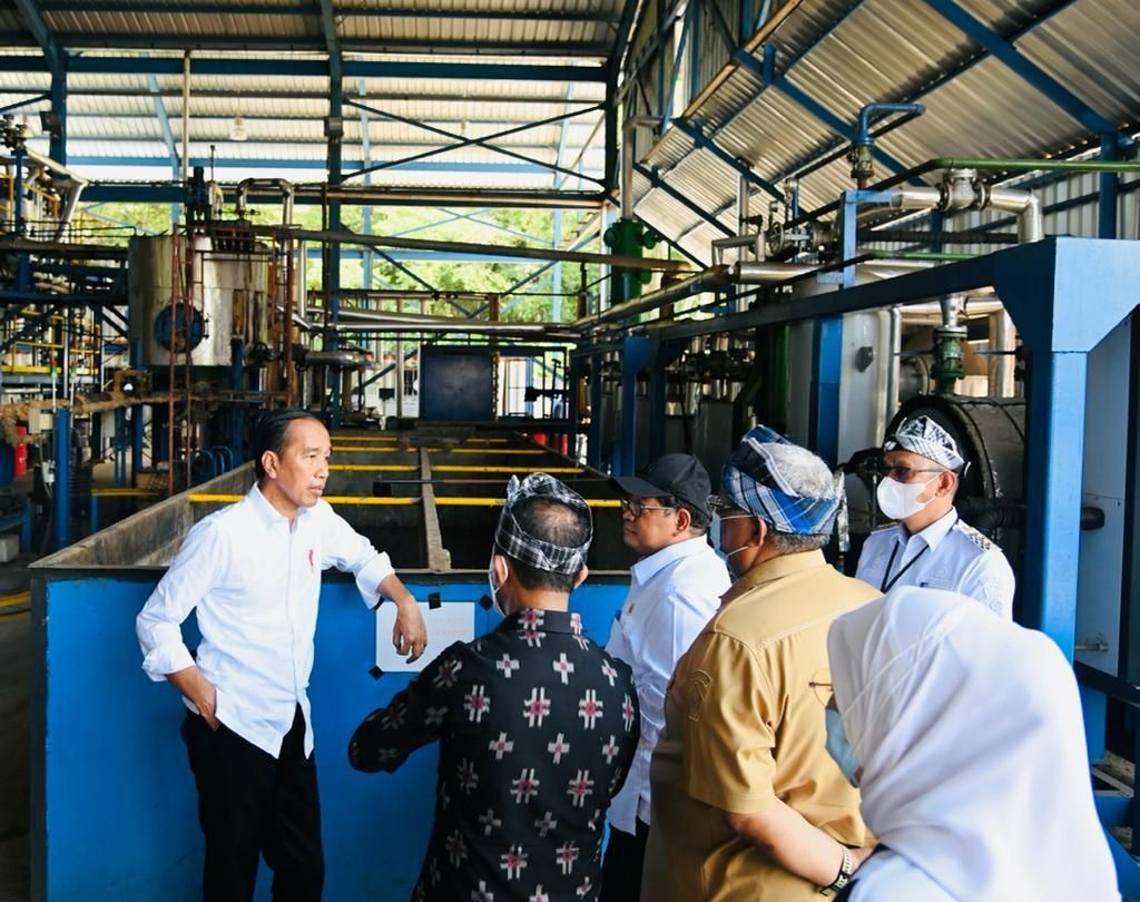Presiden Joko Widodo saat meninjau pabrik aspal di PT Wika Bitumen, Kabupaten Buton, Provinsi Sulawesi Tenggara, Selasa (27/9/2022).