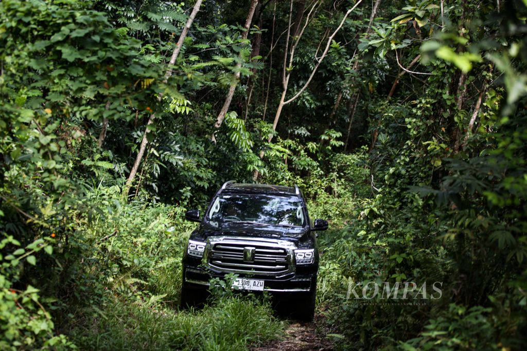 SUV premium berkemampuan <i>off-road</i>, GMW Tank 500, saat diuji kendara di jalur <i>off-road</i> menerabas hutan di kawasan Batukaras, Kecamatan Cijulang, Kabupaten Pangandaran, Jawa Barat, Selasa (23/4/2024).