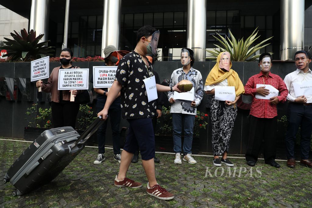 Aksi teatrikal oleh aktivis Indonesia Corruption Watch (ICW) untuk memperingati 900 hari hilangnya Harun Masiku di depan Gedung Komisi Pemberantasan Korupsi (KPK), Jakarta, Selasa (28/6/2022). 