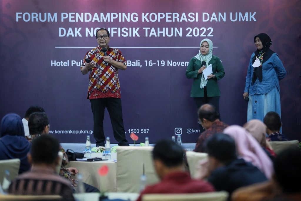 Sekretaris Kementerian Koperasi dan UKM Arif Rahman Hakim (kiri) saat memberikan pengarahan dalam Forum Tenaga Pendamping Koperasi dan UMK Dalam Peningkatan Kapasitas Koperasi dan Usaha Mikro Kecil (PK2UMK) Level II Tahun 2022 di Denpasar, Bali, Rabu (16/11/2022) malam, ARSIP KEMENTERIAN KOPERASI DAN UKM