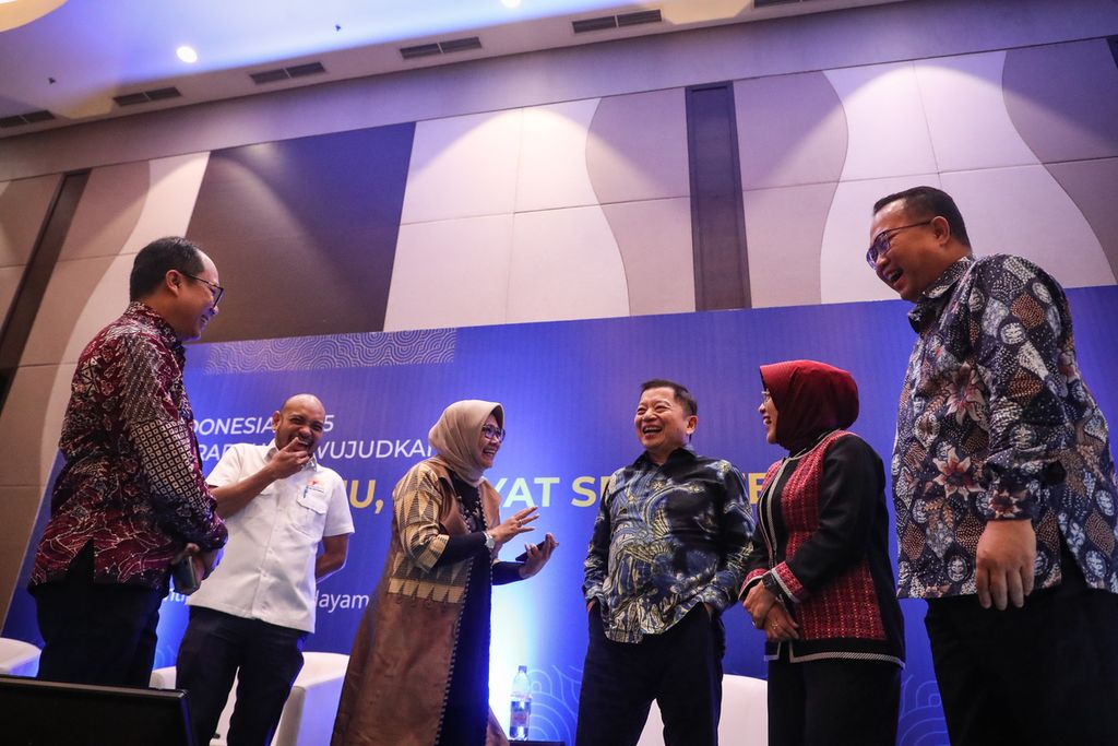 Pemimpin Redaksi Harian <i>Kompas</i> Sutta Dharmasaputra, Wakil Ketua Umum Kamar Dagang dan Industri (Kadin) Indonesia Eka Sastra, pendiri Centre of Reform on Economics (CORE) Indonesia Hendri Saparini, Menteri Perencanaan Pembangunan Nasional (PPN)/Kepala Badan Perencanaan Pembangunan Nasional (Bappenas) Suharso Monoarfa, Deputi Bidang Ekonomi Kementerian PPN/Bappenas Amalia Adininggar Widyasanti, dan Rektor IPB University Arif Satria (dari kiri ke kanan) berbincang seusai diskusi di Hotel Santika Premiere, Jakarta, Senin (5/6/2023). 