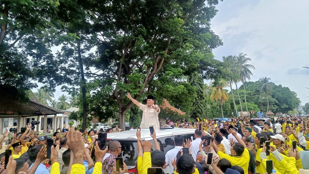 Rombongan Tim Kampanye Nasional Prabowo-Gibran dan capres nomor urut 2 Prabowo Subianto menyapa masyarakat di sekitar Kompleks Masjid Agung Banten, Serang, Minggu (3/12/2023).