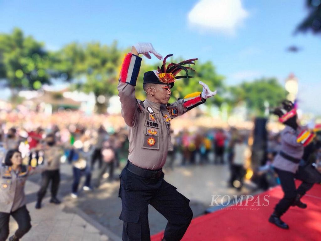 Seorang personel Polres Magelang Kota menjadi instruktur tari Gugur Gunung dalam acara menari massal di Alun-alun Magelang, Kamis (7/7/2022).