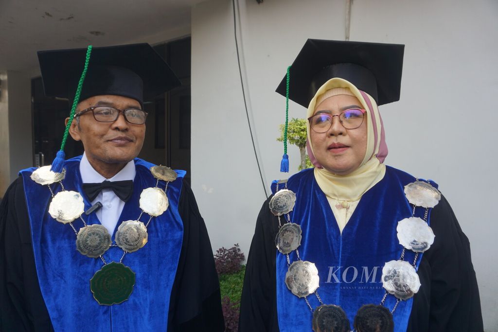 Profesor Pujiharto dan Profesor Sri Wahyuni, pasangan suami-istri yang dikukuhkan sebagai guru besar di Universitas Muhammadiyah Purwokerto, Banyumas, Jawa Tengah, Selasa (18/7/2023).