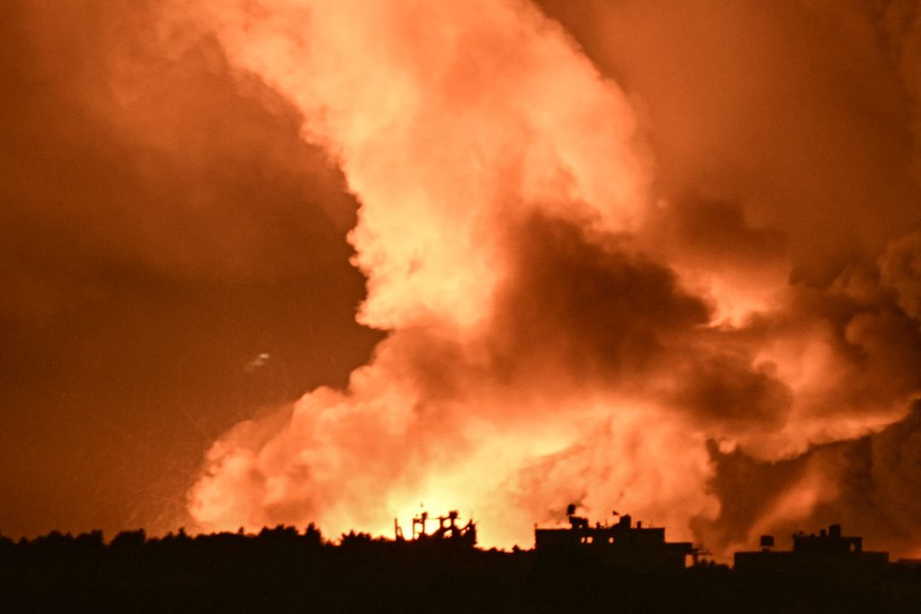 Foto yang diambil dari posisi dekat Sderot di perbatasan Israel dan Jalur Gaza pada 4 November 2023, terlihat api dan asap membubung setelah sebuah serangan udara pasukan Israel ke Jalur Gaza.
