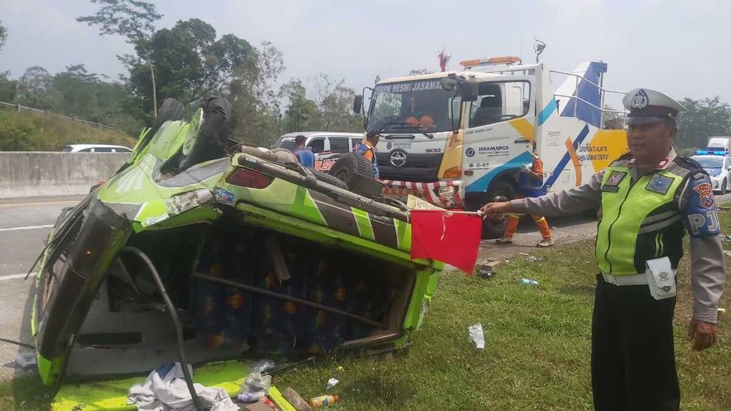Minibus berisi 15 orang terguling di Jalan Tol Singosari, Kabupaten Malang, Jawa Timur, Selasa (6/9/2022).