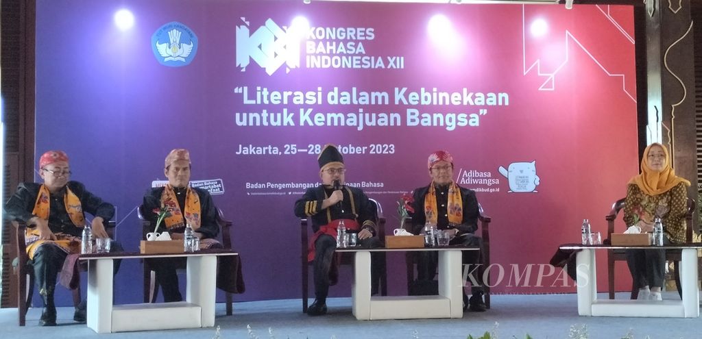 Kepala Badan Pengembangan dan Pembinaan Bahasa (Badan Bahasa) Kemendikbudristek Aminudin Aziz (ketiga dari kiri) memaparkan sejumlah rekomendasi dari Kongres Bahasa Indonesia (KBI) XII di Jakarta yang ditutup pada Sabtu (28/10/2023). Rekomendasi KBI XII mendesak adanya payung hukum kebahasaan yang lebih tegas dan mengikat.