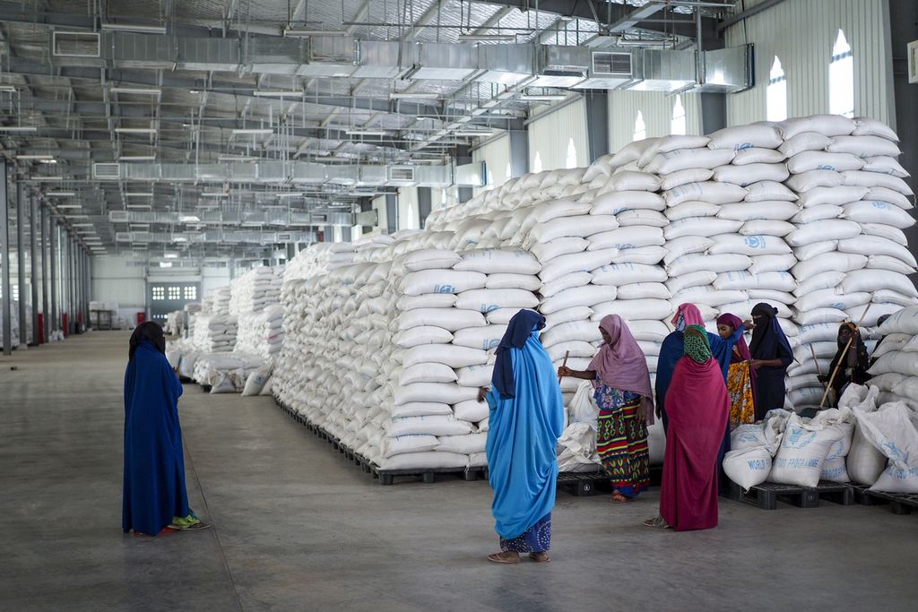 Pekerja membersihkan lantai di gudang penyimpanan makanan milik Program Pangan Dunia PBB (WFP) di wilayah Tigray dan Afar di Etiopia, 21 Februari 2022. 