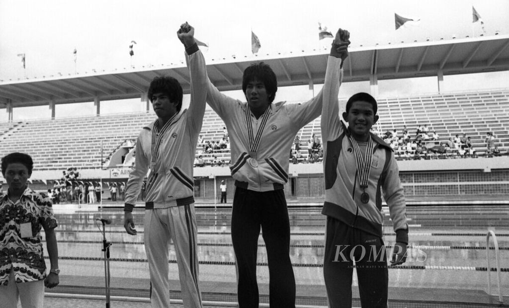 Gerald HP Item (tengah) dan adiknya, John Item, masing-masing merebut medali emas dan perak renang pada hari pertama SEA Games X di Jakarta, 24 September 1979. Tuan rumah Indonesia menjadi juara umum dengan merebut 92 medali emas.