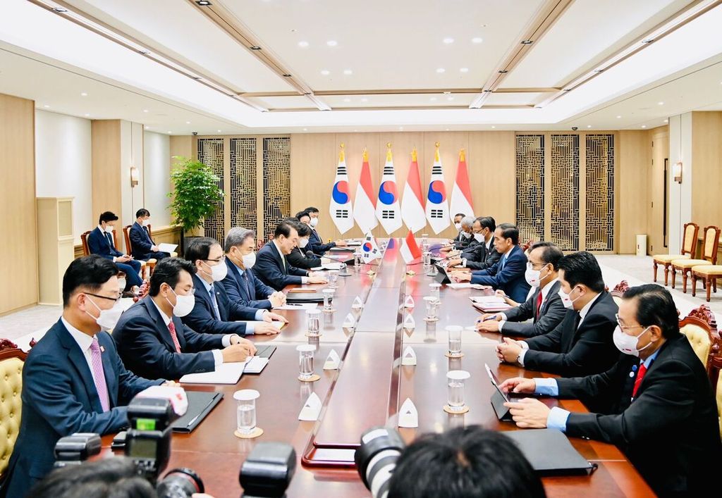 Presiden Joko Widodo dan Presiden Korea Selatan Yoon Suk-yeol dalam pertemuan bilateral dengan delegasi masing-masing di Kantor Kepresidenan Yongsan, Seoul, Kamis (28/7/2022) dore.