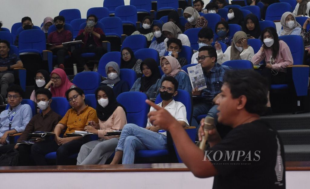 Mahasiswa mendengarkan penjelasan Wartawan Harian Kompas Ambrosius Harto mengenai pengalamannya mendaki Gunung Elbrus saat kunjungan Redaksi Harian Kompas ke Institut Teknologi Sepuluh Nopember (ITS), Surabaya, Rabu (15/3/2023). 