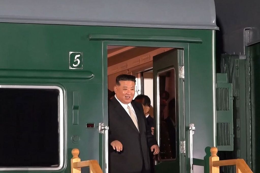 Foto yang diedarkan oleh Kementerian Sumber Daya Mineral Rusia tanggal 12 September 2023 menunjukkan Pemimpin Tertinggi Korea Utara menuruni kereta pribadinya di Stasiun Khasan, Rusia.