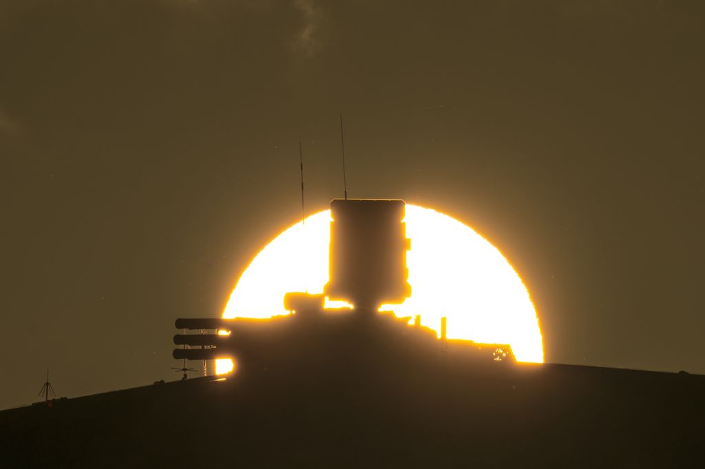 Sebuah sistem pertahanan udara terlihat saat matahari tenggelam di atap gedung utama Kementerian Pertahanan Rusia di Moskwa, 1 November 2023. 