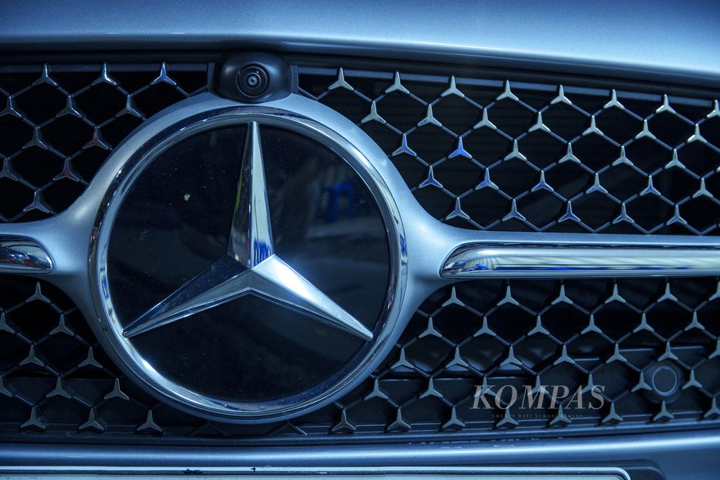 Desain <i>grill </i>All New Mercedes-Benz C 300 berbentuk logo Mercedes-Benz. 