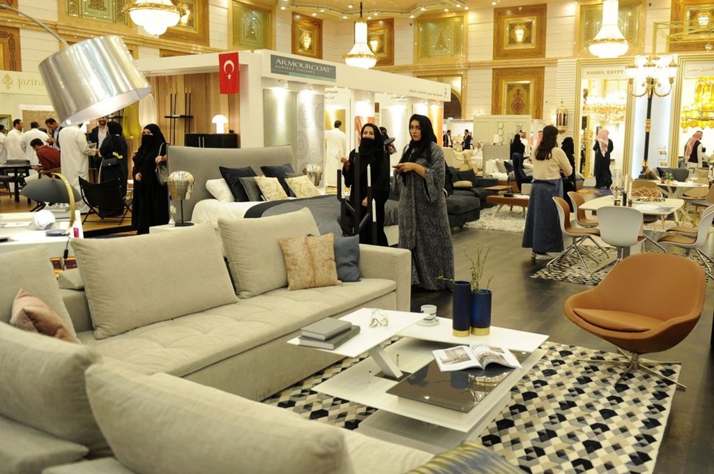 Warga mengunjungi pameran desain interior di Jeddah, Arab Saudi, 8 November 2017. 