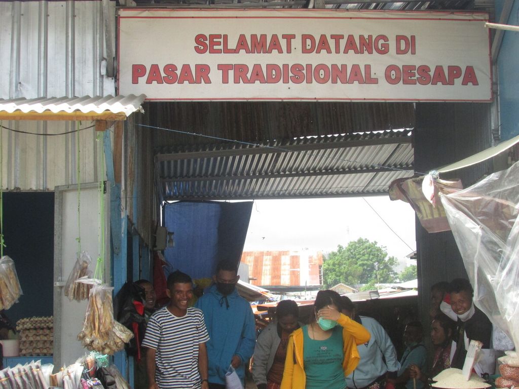 Kredit usaha rakyat juga dimanfaatkan para pedagang di pasar-pasar tradisional di Kupang seperti di pasar Oesapa Kupang, Minggu (23/5/2021). 