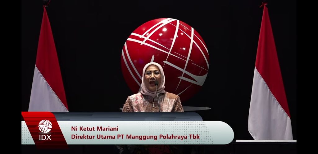Direktur Utama PT Manggung Polahraya Tbk Ni Ketut Mariani memberi sambutan dalam acara peresmian pencatatan saham perdana MANG di BEI, Jakarta, Kamis (11/1/2024).