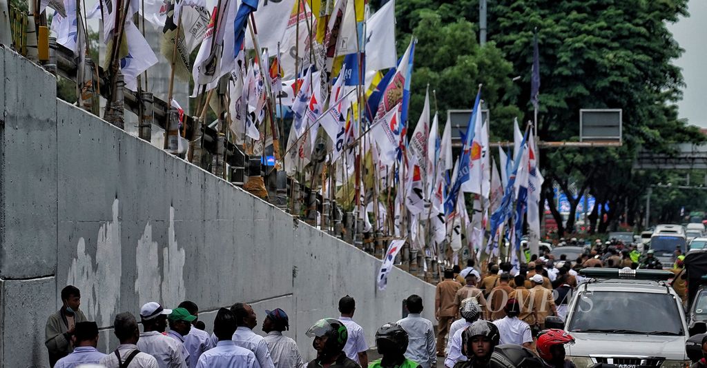 Deretan bendera partai politik terlihat masih terpasang di tepian tembok Jembatan Layang Senayan, Jakarta, Rabu (31/1/2024). 