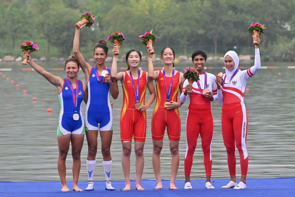 (Dari kiri ke kanan) Perain medali perak dari Uzbekistan, Luizakhon Islomova dan Malika Tagmatova; peraih medali emas dari China, Zou Jiaqi dan Qiu Xiuping; serta peraih medali perunggu dari Indonesia, Chelsea Corputty dan Mutiara Rahma Putri; berpose bersama seusai lomba rowing nomor <i>lightweight women's double sculls</i> pada Asian Games Hangzhou 2022, Minggu (24/9/2023), di Fuyang Water Sports Centre. 