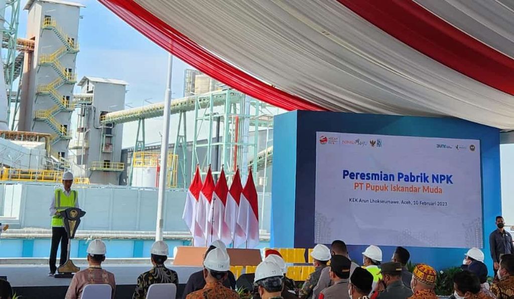 Presiden Joko Widodo meresmikan pabrik pupuk NPK milik PT Pupuk Iskandar Muda, Kabupaten Aceh Utara, Provinsi Aceh, Jumat (10/2/2023). 