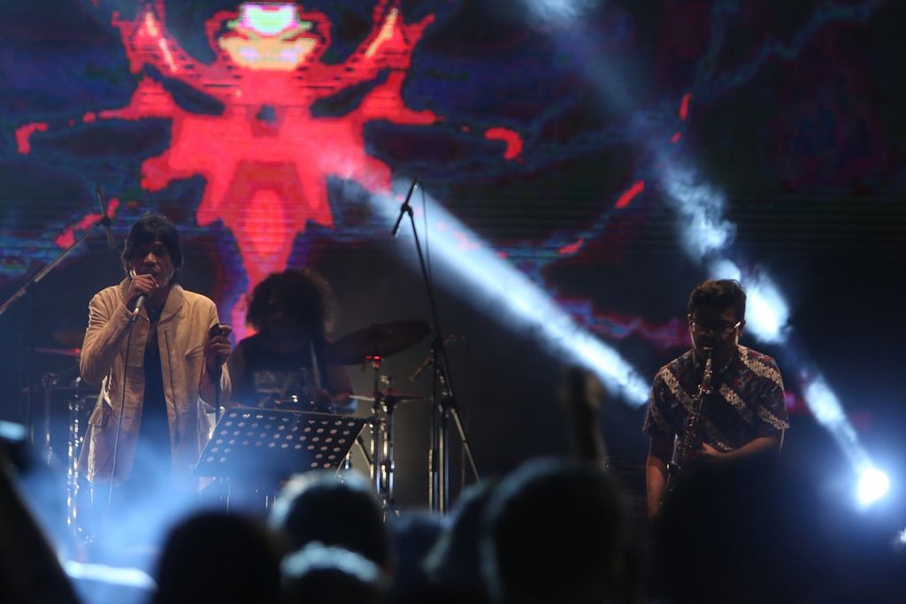Aksi The Flowers dalam Synchronize Festival di Gambir Expo, Kemayoran, Jakarta, Minggu (6/10/2019). Lebih dari 100 musisi lintas generasi dan lintas genre dalam negeri tampil di perhelatan yang berlangsung selama 3 hari ini.
