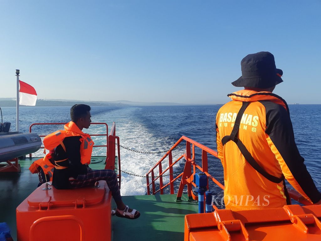 Personel tim SAR memantau dari atas Kapal Negara Antareja di pelabuhan yang tengah melakukan pencarian korban hilang akibat terbakarnya feri cepat Ekspress Cantika di Laut Sawu, Nusa Tenggara Timur, Rabu (26/10/2022). 