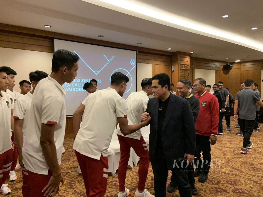 Ketua Umum PSSI Erick Thohir menyalami para pemain yang akan membela Indonesia di SEA Games Kamboja, Jumat (21/4/2023).